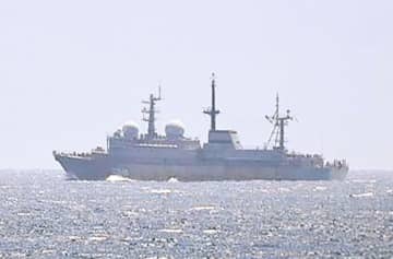 津軽海峡を通過したロシア海軍の情報収集艦＝9日（防衛省統合幕僚監部提供）