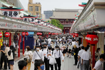多くの修学旅行生らでにぎわう東京・浅草の仲見世商店街＝10日午前