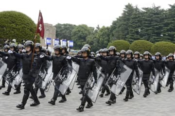 「部隊出動訓練」で行進する警視庁の機動隊員＝10日午前、東京都新宿区