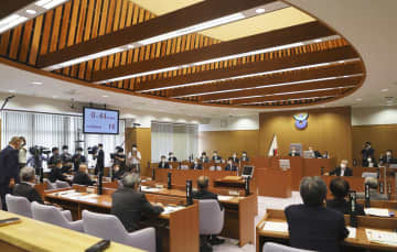 議員定数削減の条例改正案の採決を行う広島県安芸高田市議会＝10日午後