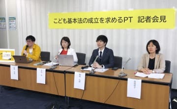 記者会見する子育て支援団体の代表ら＝10日午後、厚労省