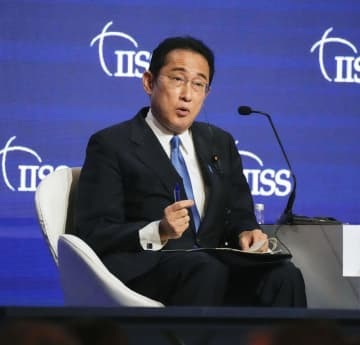 アジア安全保障会議で基調講演を終え、出席者の質問に答える岸田首相＝10日、シンガポール（共同）