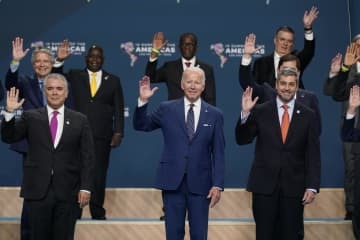 米州首脳会議の代表らと記念撮影するバイデン米大統領（中央）＝10日、ロサンゼルス（AP＝共同）