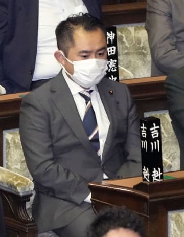 衆院本会議に臨む吉川赳議員＝9日