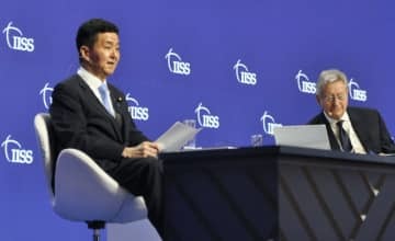 アジア安全保障会議で講演する岸防衛相（左）＝11日、シンガポール（共同）