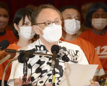 沖縄県知事選への立候補を正式に表明し、記者会見する玉城デニー知事＝11日午後、那覇市