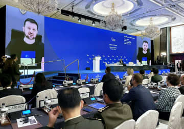 11日、シンガポールで開催中のアジア安全保障会議にオンラインで出席したウクライナのゼレンスキー大統領（英シンクタンク国際戦略研究所のツイッターより、共同）
