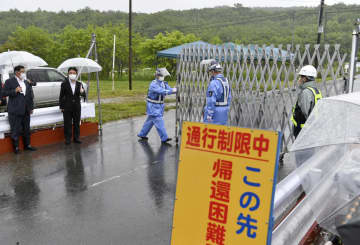 帰還困難区域の避難指示が解除され、ゲートが開放される福島県葛尾村野行地区の特定復興再生拠点区域＝12日午前8時