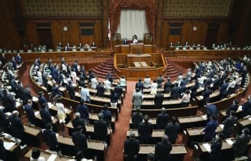 インターネット利用者情報の保護を強化する電気通信事業法の改正法が可決、成立した参院本会議＝13日午前