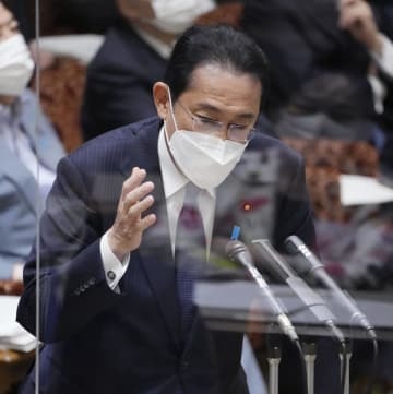 参院決算委の2020年度決算に関する締めくくり総括質疑で答弁する岸田首相＝13日午後