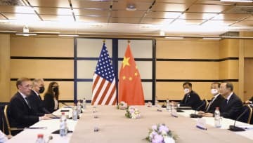 サリバン米大統領補佐官（左端）と会談する中国の楊潔チ共産党政治局員（右端）＝13日、ルクセンブルク（新華社＝共同）