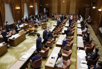 「こども家庭庁」の設置関連法案を可決した参院内閣委＝14日午前