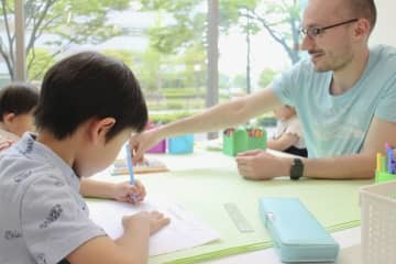 「キュリオキッズ」の開校直前の模擬授業風景＝5月、福岡市（NNA＝共同）