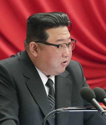 平壌で10日までに開かれた朝鮮労働党中央委員会拡大総会に臨む金正恩党総書記（朝鮮中央通信＝共同）