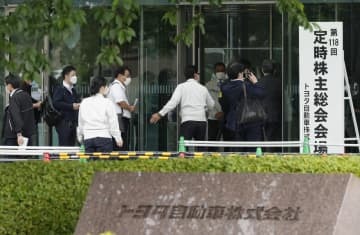 トヨタ自動車の定時株主総会の会場に入る株主ら＝15日午前、愛知県豊田市の本社