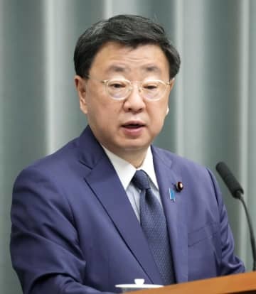 記者会見する松野官房長官＝15日午前、首相官邸