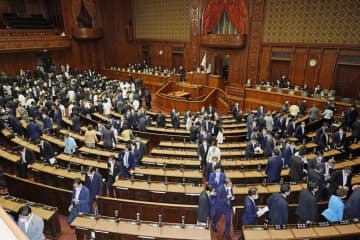 第208通常国会が閉幕し、衆院本会議場を後にする議員＝15日午後