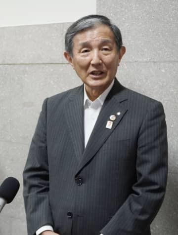 12月の任期満了に伴う知事選への不出馬を表明し、記者団の取材に応じる仁坂吉伸知事＝15日午後、和歌山市