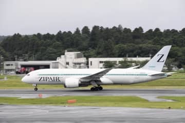 「Z」のロゴマークが描かれた「ジップエア　トーキョー」の機体＝15日午後、成田空港
