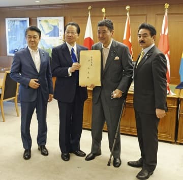 岸防衛相（右から2人目）に提言書を手渡す自民党国防議員連盟の衛藤征士郎会長（左から2人目）ら＝16日午前、防衛省