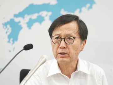 記者会見する衆院選挙区画定審議会の川人貞史会長＝16日午後、総務省