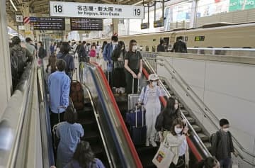 混雑する東海道新幹線のホーム＝5月、JR東京駅