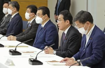 新型コロナウイルス感染症対策本部の会合であいさつする岸田首相（右から2人目）＝17日午前、首相官邸