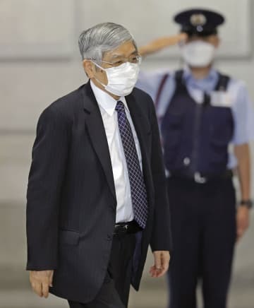金融政策決定会合に出席するため、日銀本店に入る黒田総裁＝17日午前