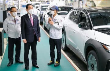 トヨタ自動車の工場を視察する岸田首相（中央）。左は豊田章男社長＝17日午後、愛知県豊田市（代表撮影）