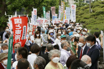 東京電力福島第1原発事故で避難した住民らが国に損害賠償を求めた集団訴訟の上告審判決で、最高裁前に詰めかけた原告側の支援者ら＝17日午後、東京都千代田区