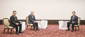 三重県の一見勝之知事（左）、奈良県の荒井正吾知事（中央）と面会する岸田首相＝17日午後、津市内のホテル（代表撮影）