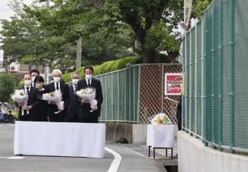 大阪府北部地震から4年となり、高槻市立寿栄小前で献花する浜田剛史市長（前列左から3人目）、松山健次校長（同左端）ら＝18日午前
