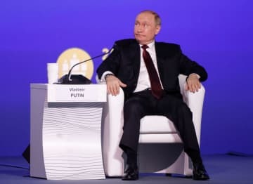 17日、ロシア・サンクトペテルブルクでの国際経済フォーラムに出席したプーチン大統領（ロイター＝共同）