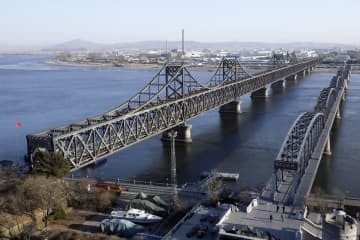 中国・丹東（手前）と北朝鮮・新義州をつなぐ中朝友誼橋（左）（共同）