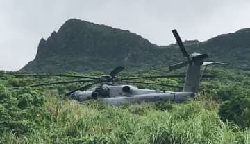 沖縄県国頭村の牧草地に予防着陸した米軍ヘリコプター＝18日午後（同村提供）