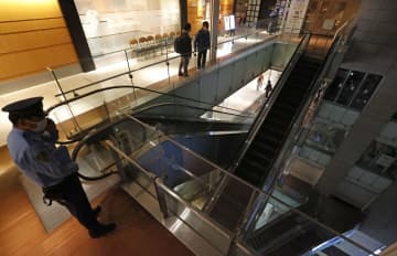 男児が転落し意識不明の重体となった東京・丸の内の商業施設「丸の内オアゾ」＝18日午後9時35分