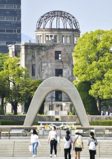 広島市の平和記念公園にある原爆慰霊碑。後方は原爆ドーム＝5月