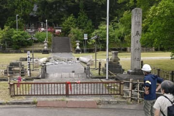 地震で鳥居が倒壊した石川県珠洲市の春日神社＝20日午前8時31分