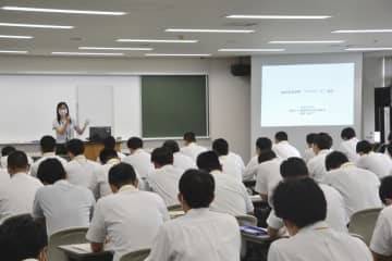 警察庁が全国の警察から担当者を集めて行った経済安全保障の研修＝20日午前、東京都府中市の警察大学校