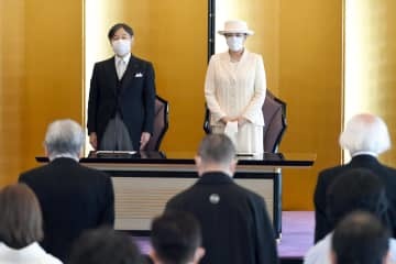 第78回日本芸術院賞の授賞式に出席される天皇、皇后両陛下＝20日午前、東京・上野の日本芸術院会館（代表撮影）