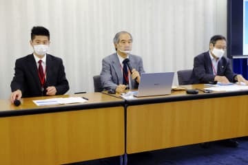 記者会見する理化学研究所労働組合などのグループ＝20日午後、厚労省