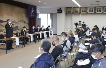 北方領土・歯舞群島の貝殻島周辺でのコンブ漁を前に、漁師らが参加して開かれた会合＝20日午後、北海道根室市