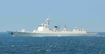 太平洋側を南下した中国海軍のミサイル駆逐艦＝20日（防衛省統合幕僚監部提供）