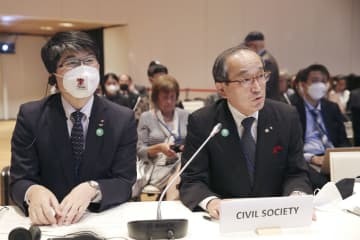 核兵器禁止条約の第1回締約国会議で演説する広島市の松井一実市長。左は長崎市の田上富久市長＝21日、ウィーン（共同）