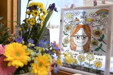 広瀬爽彩さんの遺体が見つかった公園の献花台に供えられたイラスト＝2月、北海道旭川市