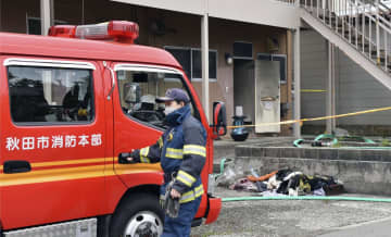 部屋の一部が燃え、女性2人が見つかった火災現場のアパート＝23日午前9時36分、秋田市