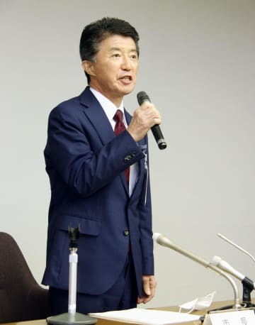 記者会見する東京都あきる野市の村木英幸市長＝23日午後、同市役所