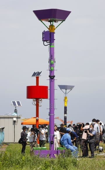 2025年大阪・関西万博の開催地、夢洲で公開された「スマートポール」＝24日午前、大阪市