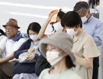 厳しい暑さの中、街頭演説に耳を傾ける人たち＝24日午後、奈良市