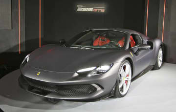 フェラーリ・ジャパンが国内初公開した新型PHV「296GTS」＝24日午後、三重県の鈴鹿サーキット